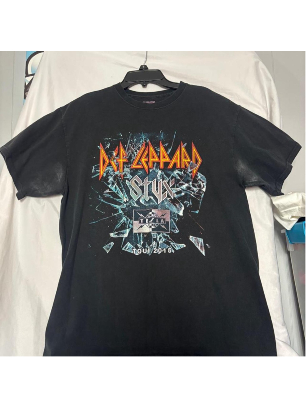 Def Leppard black band tee Size L #rock #bandtee
2015 has armpit stains looks wa